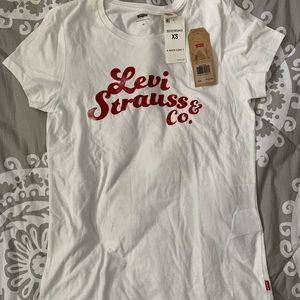 Levi’s white top